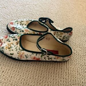 VibiVenezia Green and Cream Floral Flats